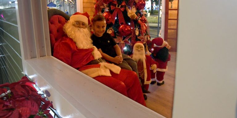 Içara: Papai Noel recebe visitantes em casa temática