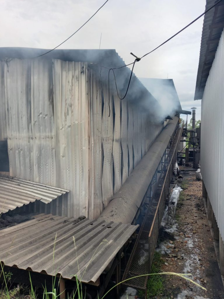 Bombeiros combatem incêndio em indústria de Criciúma