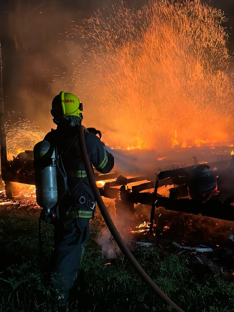 Morador fica ferido durante incêndio em residência na cidade de Turvo