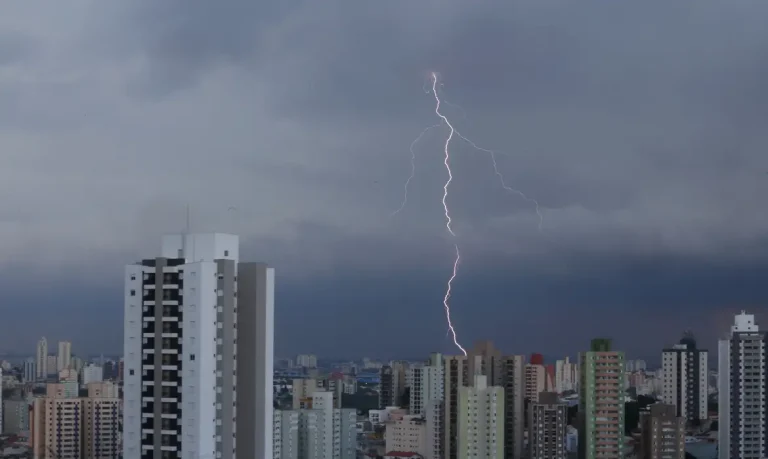 Previsão de frente fria traz turbulência climática em SC