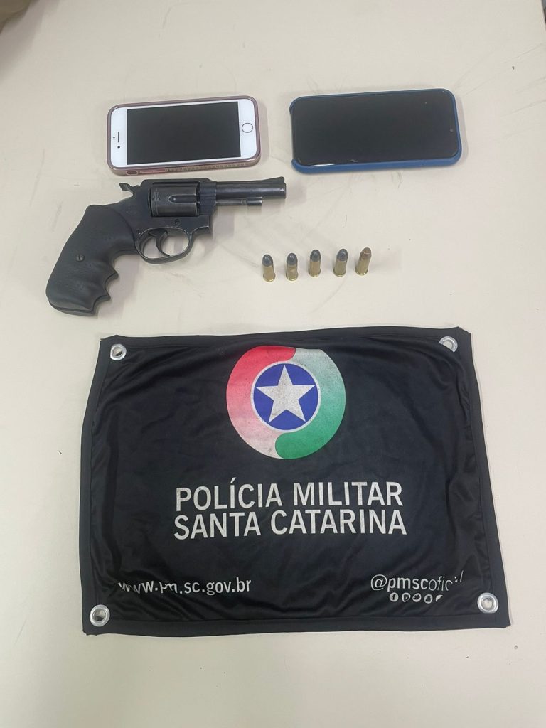 Casal é preso por porte ilegal de arma de fogo