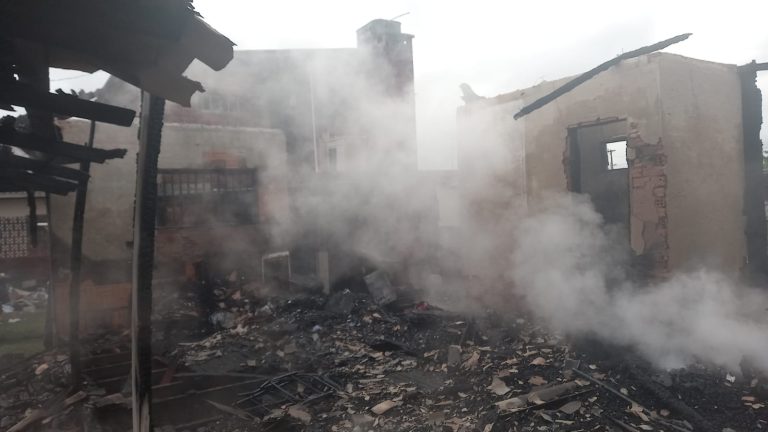Fotos: Imóvel é destruído pelo fogo em Balneário Gaivota