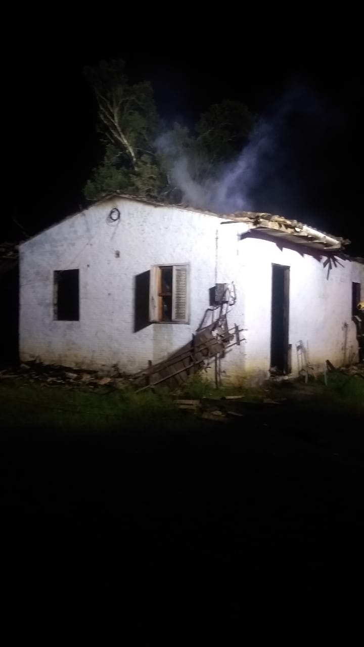 Casa é atingida por chamas e acaba com interior destruído em Treviso