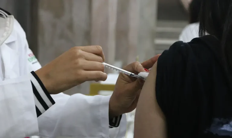 Saúde antecipa vacinação contra gripe; campanha começa em 25 de março