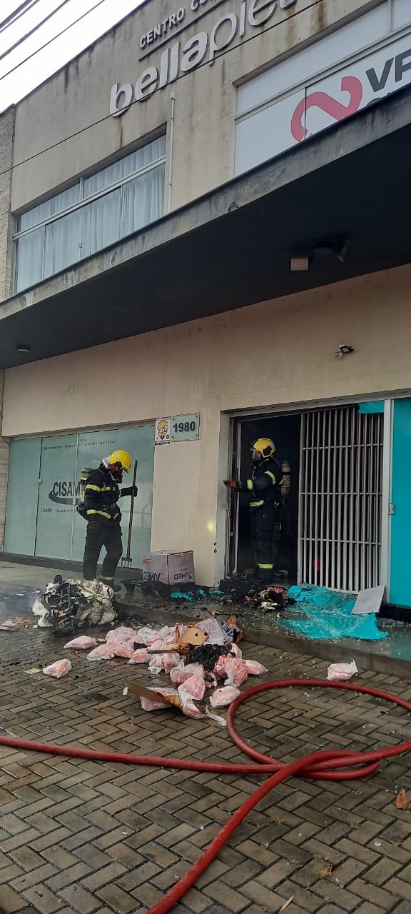 Corpo de Bombeiro combate incêndio em empresa, em Criciúma