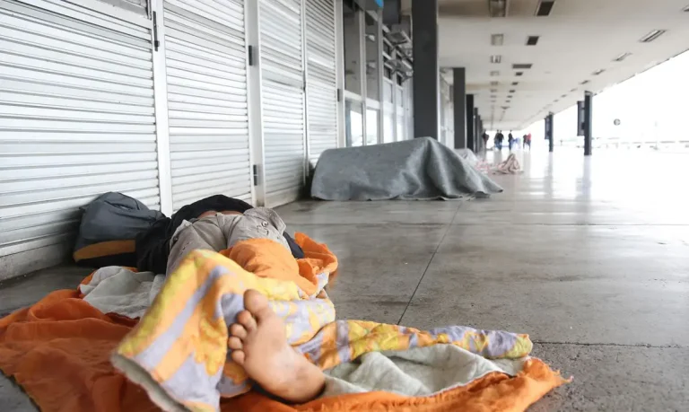 Florianópolis estuda cancelar Bolsa Família para pessoas em situação de rua