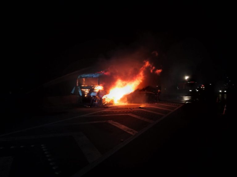 Cegonheira com 11 carros zero quilômetros pega fogo na BR-101, em Araranguá