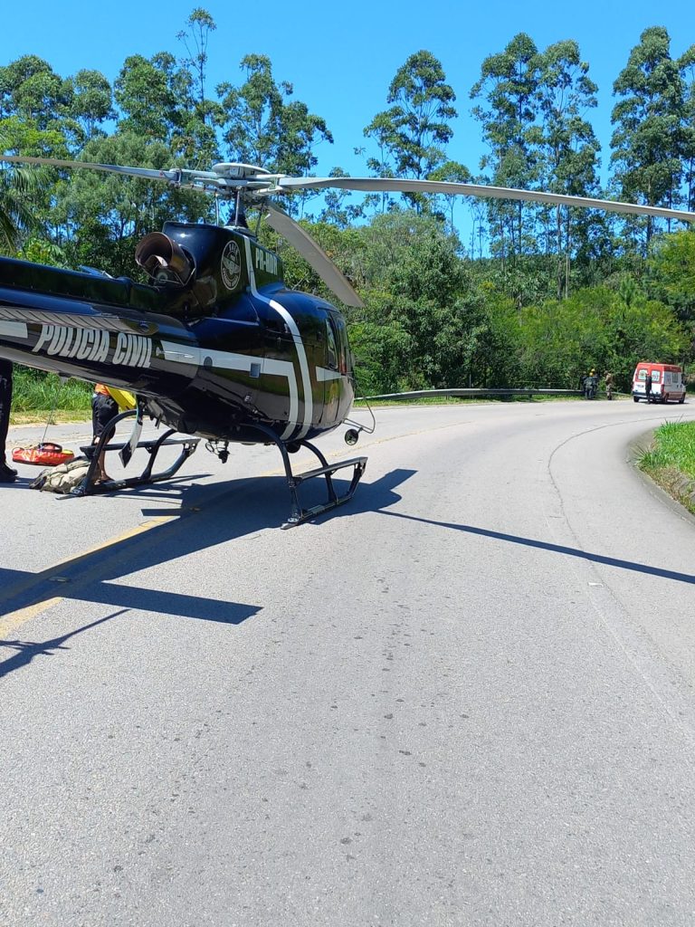 Homem morre e mulher fica gravemente ferida em acidente de moto