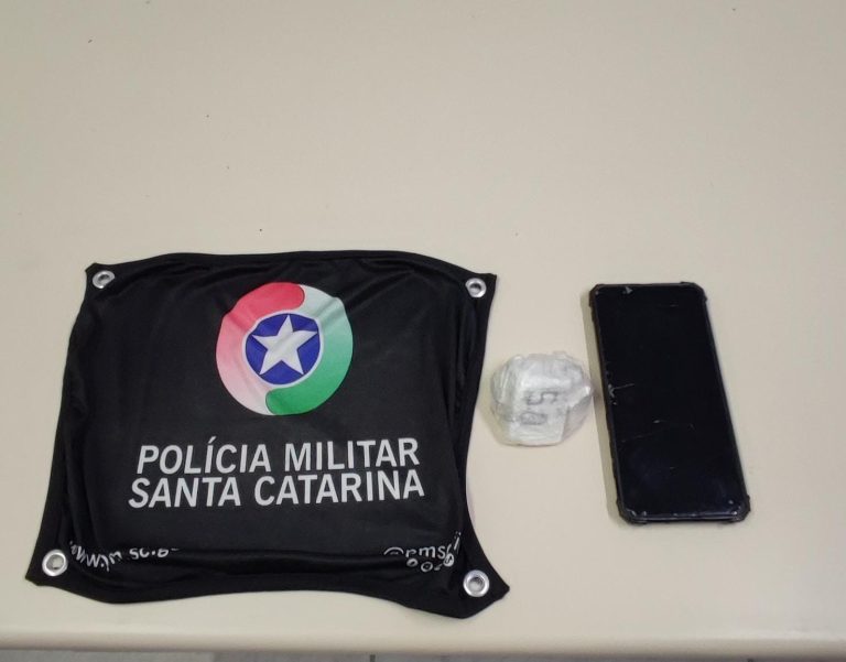 Jovem de 13 anos é flagrado pela PM com porção cocaína em Criciúma
