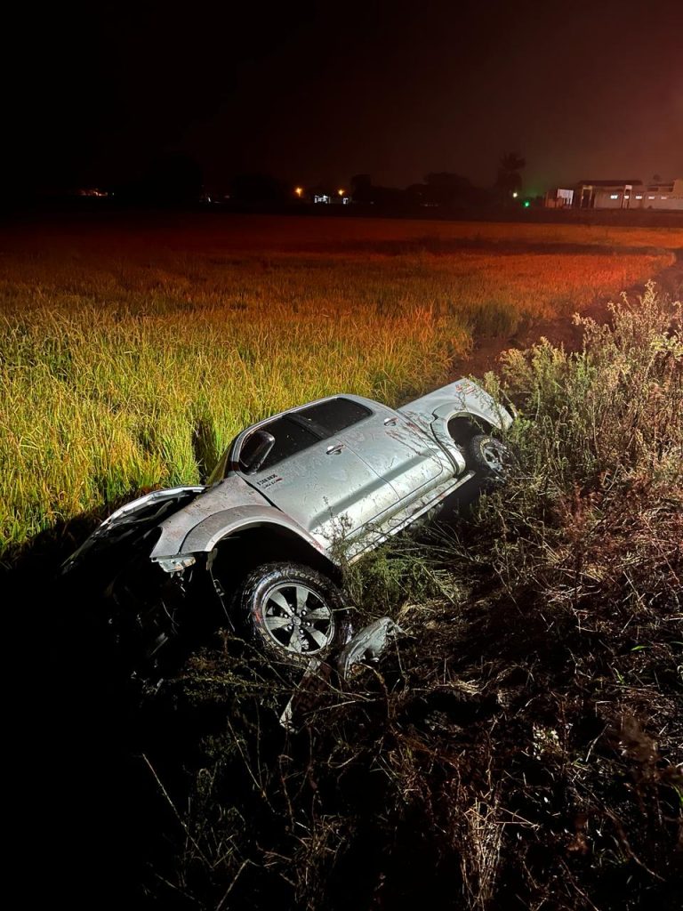 Motorista sai de pista e tomba picape em Forquilhinha