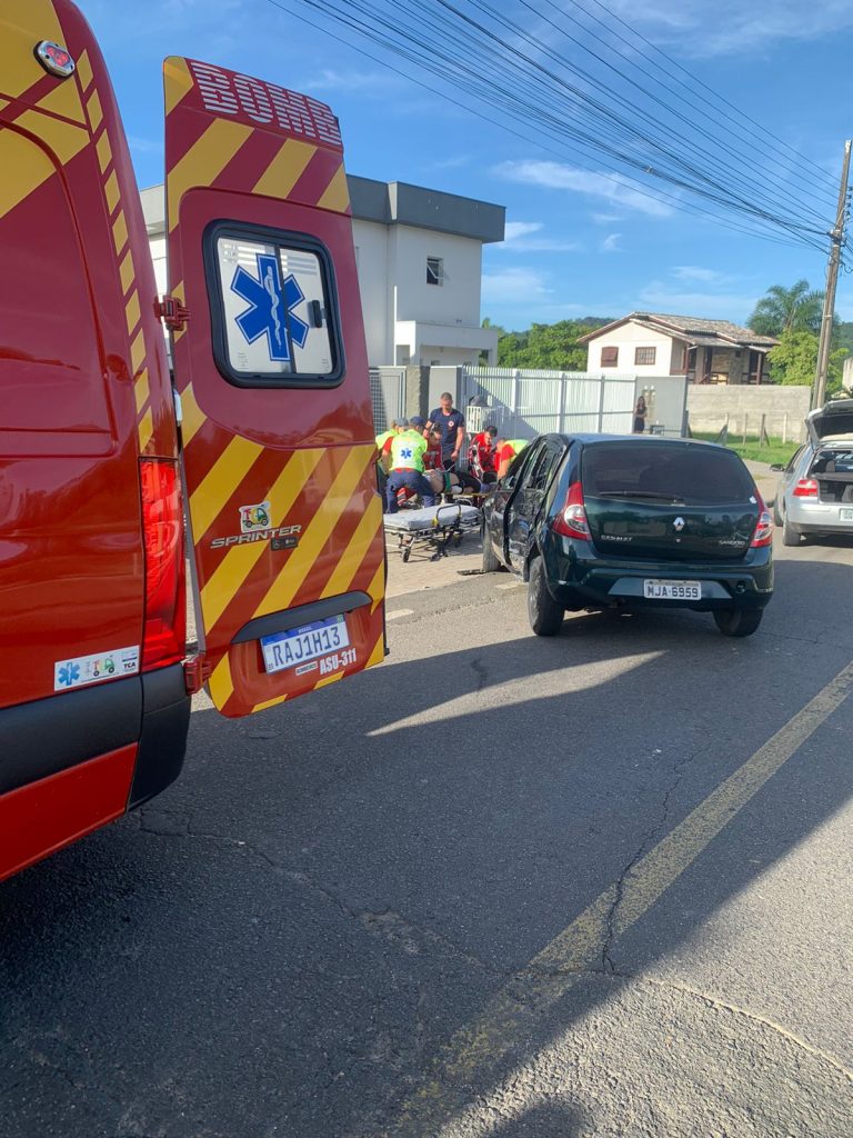 Motociclista sofre traumatismo craniano após bater contra carro