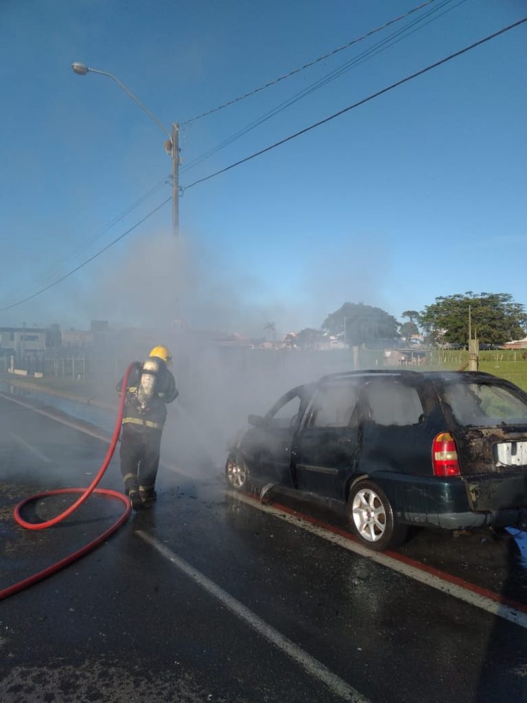 Incêndio atinge carro em meio a rodovia de Araranguá