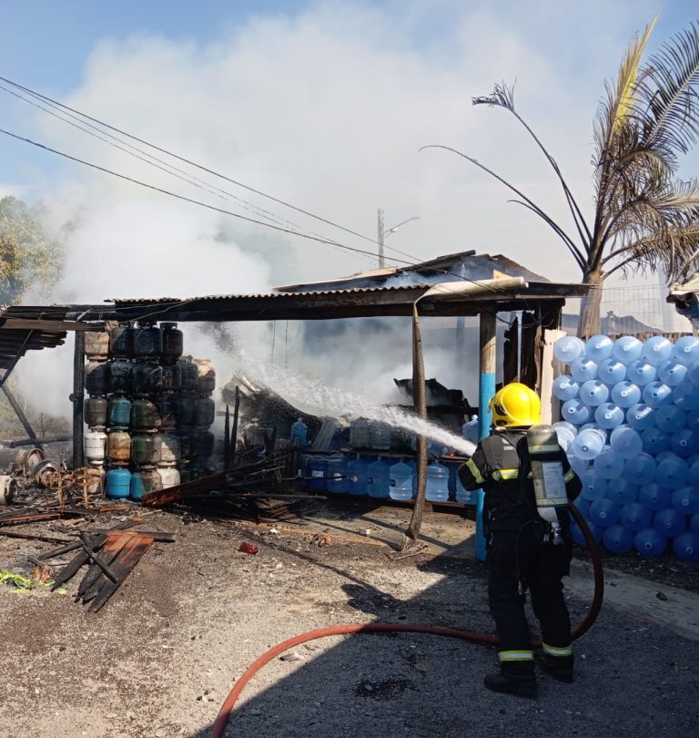 (Fotos) Edificação comercial é danificada por incêndio em Balneário Gaivota