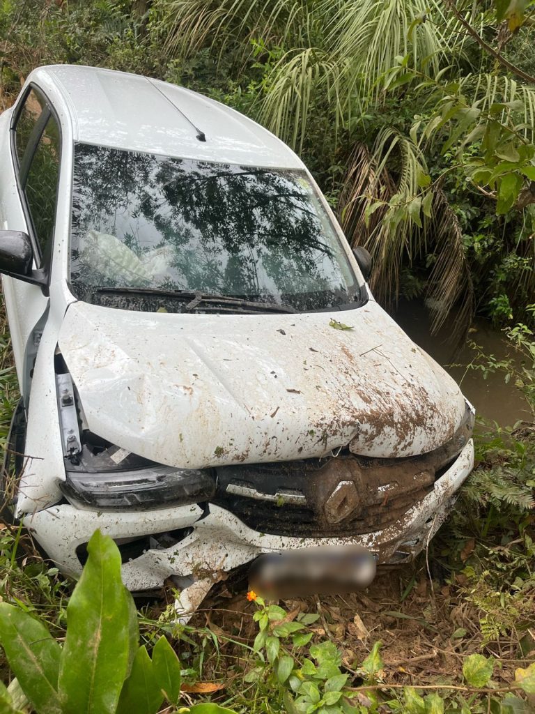 Idoso passa mal enquanto dirigia e bate em barranco
