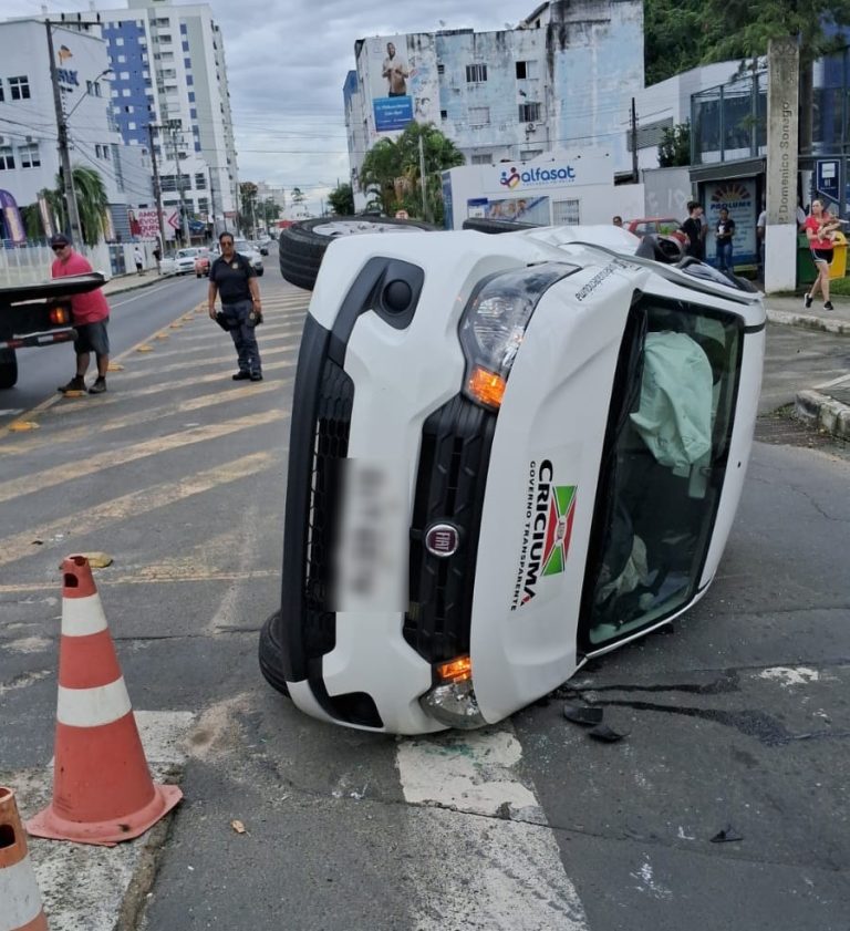 Carro da prefeitura tomba após colisão no Centro de Criciúma