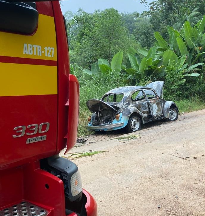 Fusca azul é destruído por incêndio em Urussanga