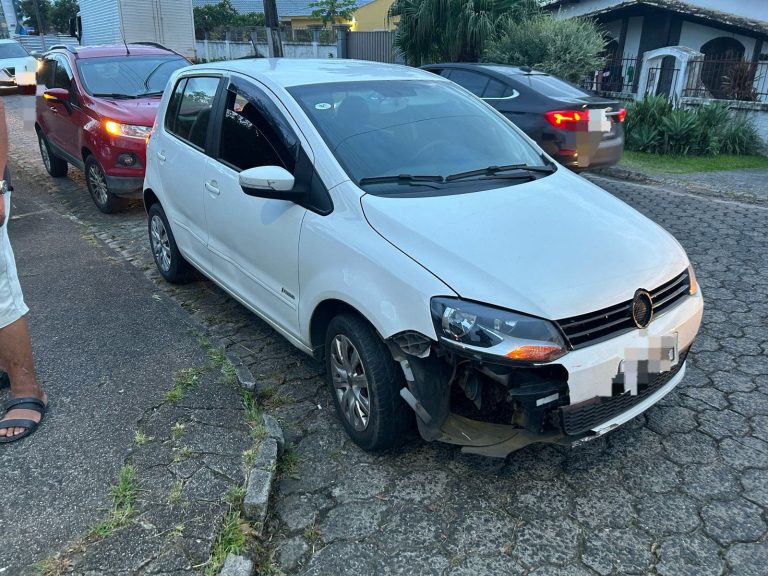 Carro é atingido por duas motocicletas em cruzamento de Criciúma