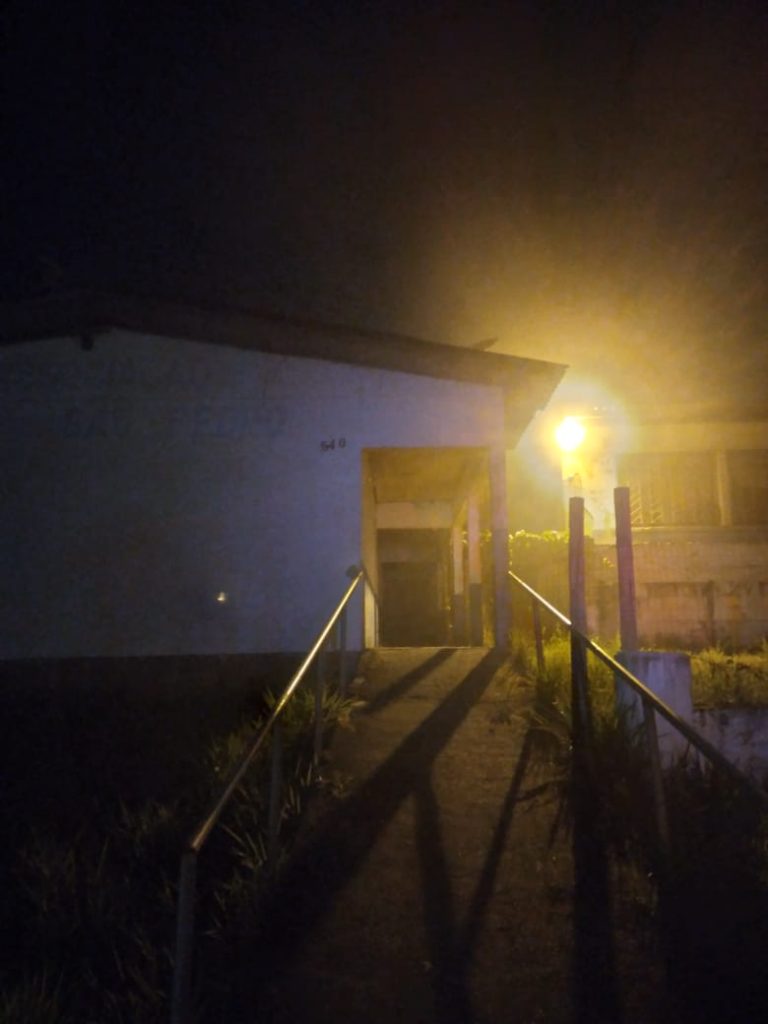 Homem em coma alcoólico é resgatado de incêndio em prédio abandonado