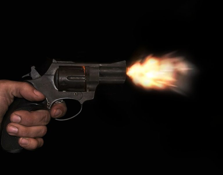 Jovem é executado a tiros e mulher é alvejada na perna