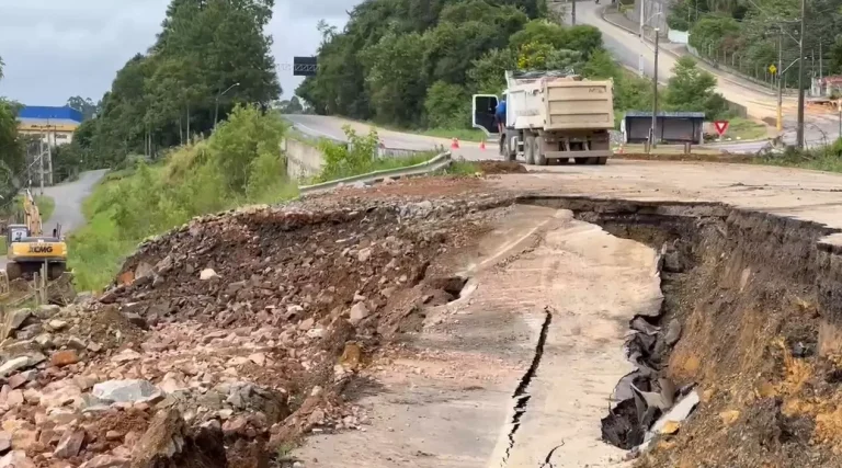 Novo deslizamento destrói outra parte da BR-470 em SC