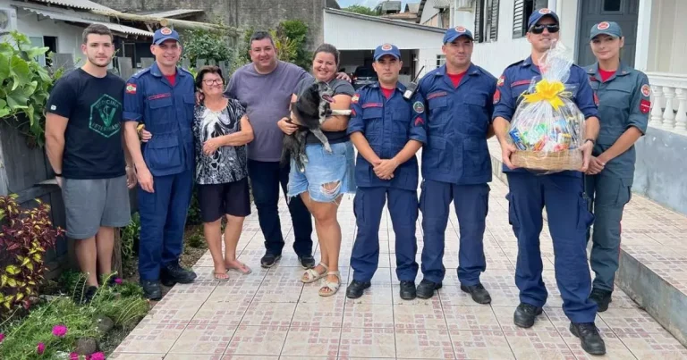 Cachorro que foi resgatado de bueiro volta para a família em Criciúma