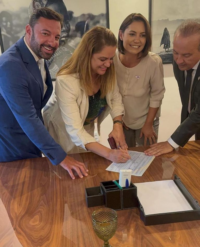 Prefeita de Içara, Dalvania Cardoso, assina com o PL