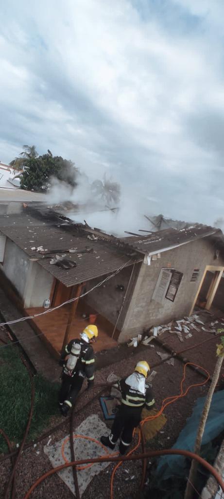 Bombeiros combatem incêndio em residência de Criciúma