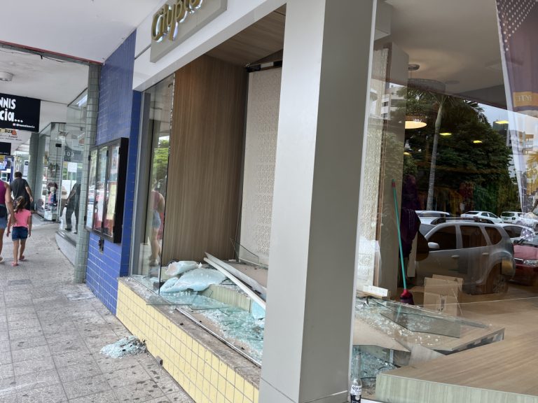 Carro atinge vitrine de loja no Centro de Tubarão