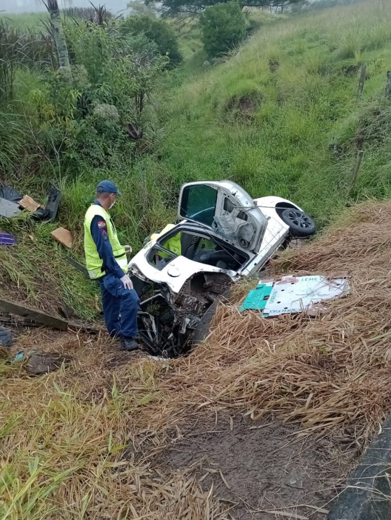 Tubarão: Ocupante fica preso às ferragens após carro cair em córrego