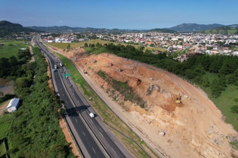Detonação de rochas bloqueia trecho da BR-101 na região nesta terça-feira