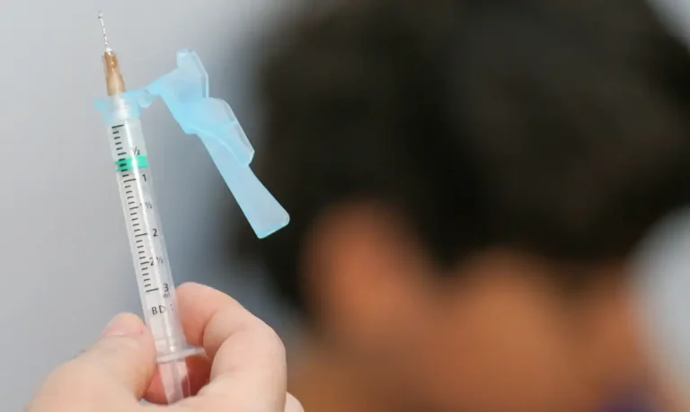 Estado amplia idade de vacinação contra a dengue para 14 anos