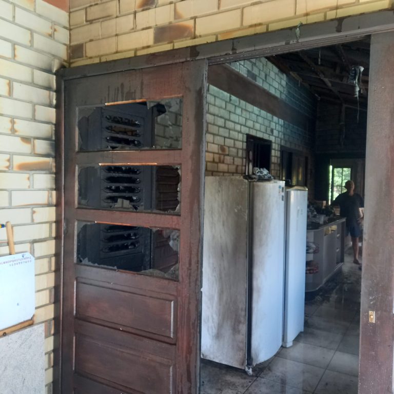 Homem tenta acender churrasqueira com gasolina e põe fogo na casa