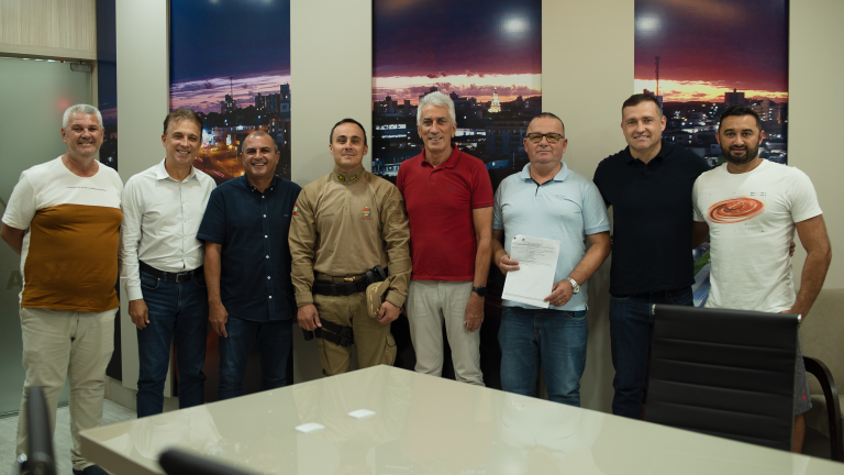 Cooperaliança entrega R$ 60 mil à PM para compra de capas de coletes