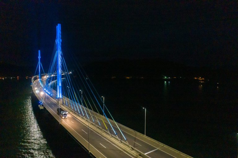 Ponte Anita Garibaldi brilha em azul