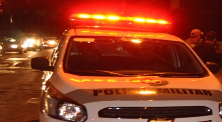 Mulher é presa após ameaçar homem de morte e chutar policiais em Orleans