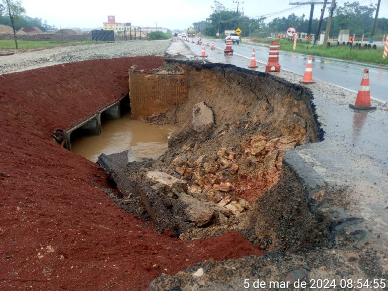 Deslizamento afeta obras e interdita trecho da SC-445 em Içara