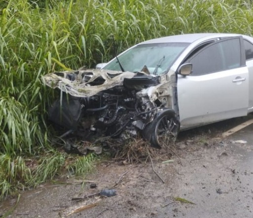 Colisão entre carro e caminhão termina em tombamento em Urussanga
