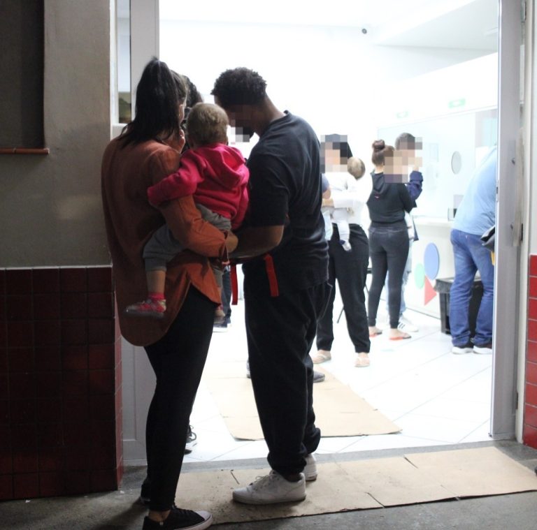 Demora por atendimento no Hospital Santa Catarina gera angústia de pais