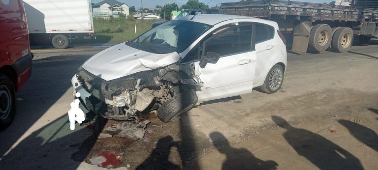 Batida frontal entre carro e caminhão deixa motorista ferida em Içara