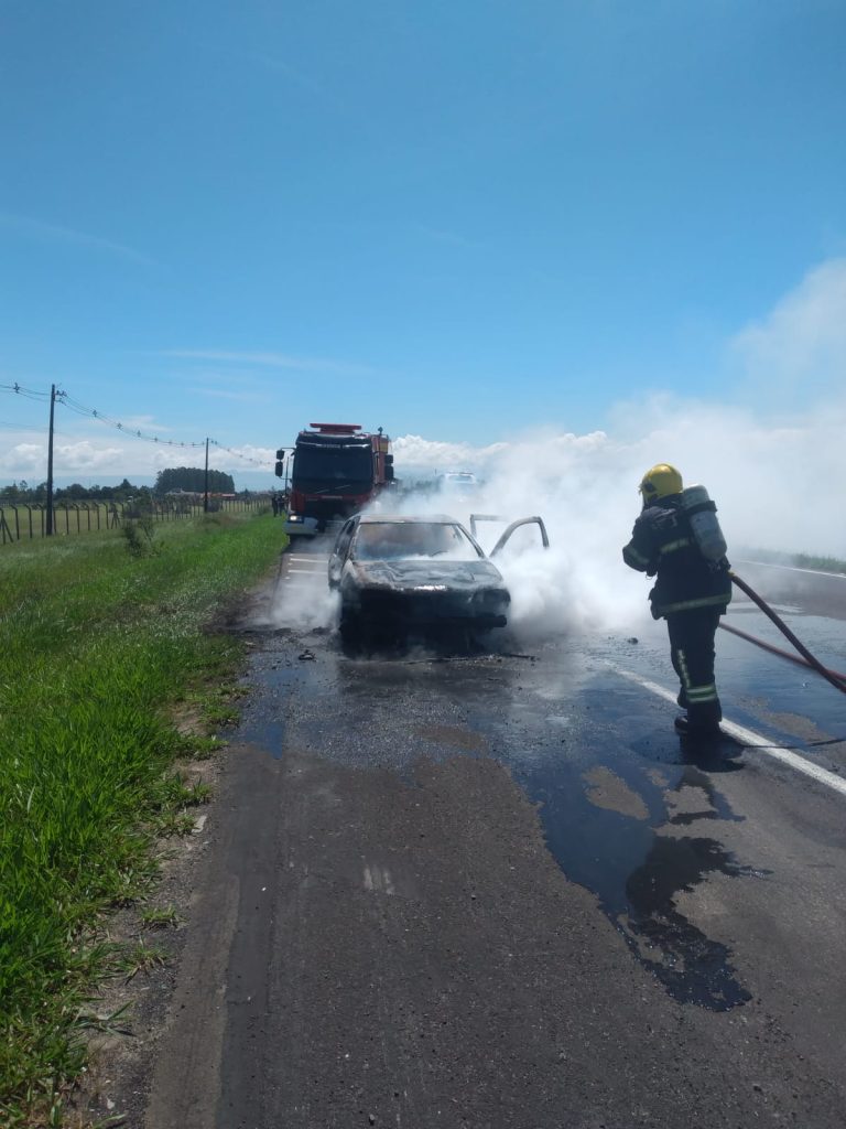 Carro pega fogo na BR-101, em Araranguá