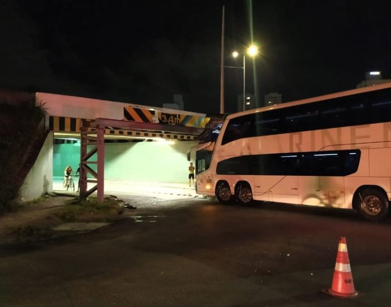 Motorista bate contra viaduto e mulher é arremessada para fora em SC