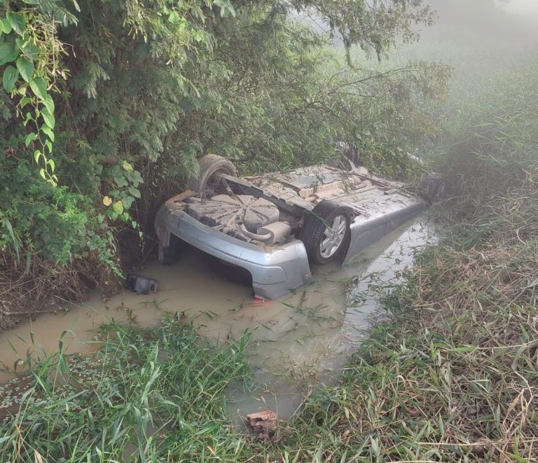 Veículo tomba e fica submerso com passageiro preso em Morro da Fumaça