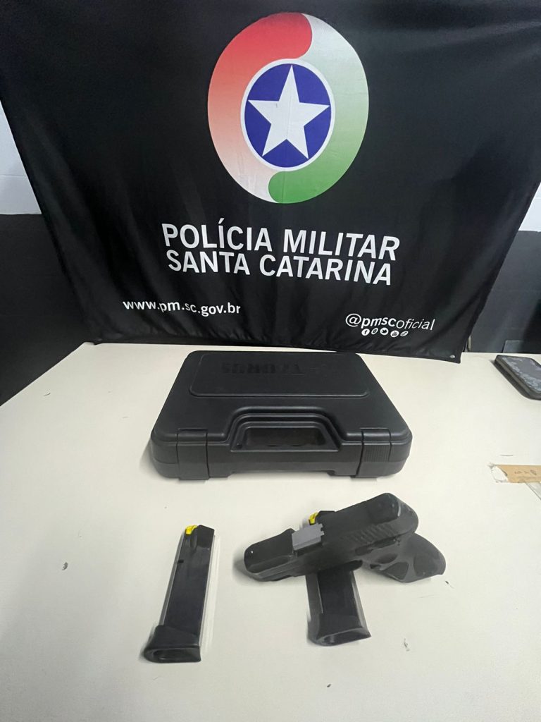 Dupla em atitude suspeita é presa com arma de fogo em Criciúma