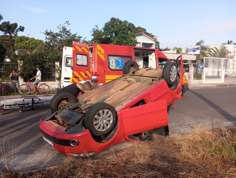Motorista fica presa no cinto de segurança após capotar carro em Turvo