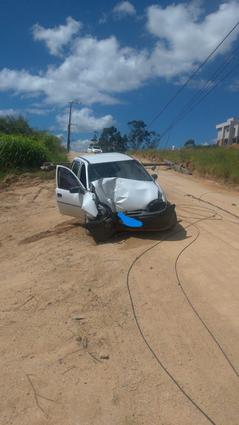 Colisão contra poste causa falta parcial de energia em Morro da Fumaça