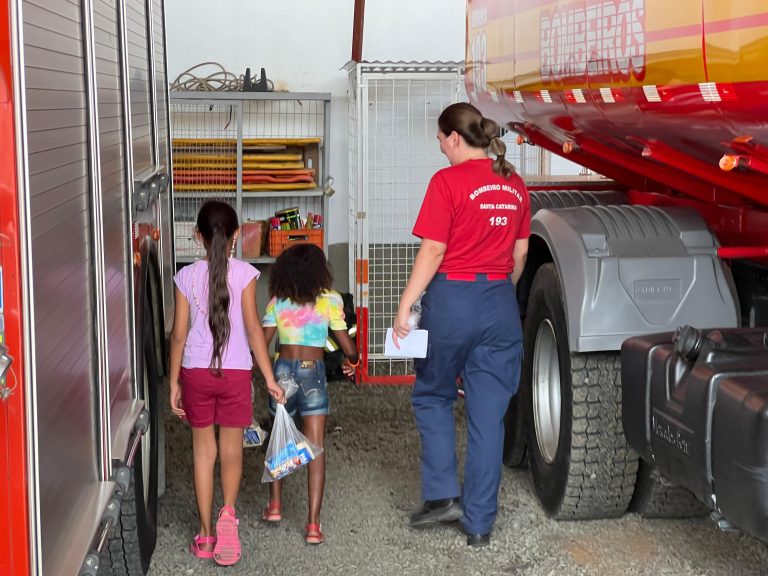Crianças do CRAS Tereza Cristina recebem atividade de páscoa dos bombeiros