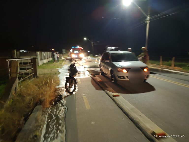 (Fotos) Motociclista fica ferido após colidir contra veículo em Jaguaruna