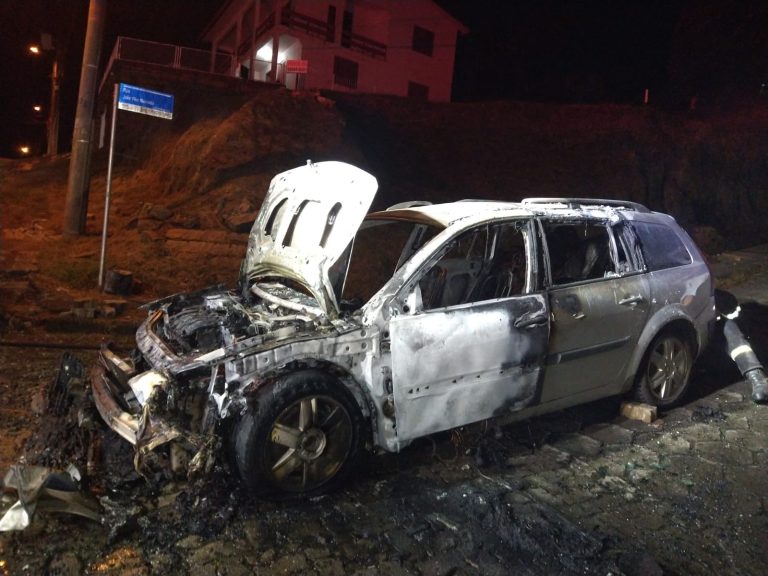 Carro é consumido pelo fogo em Criciúma