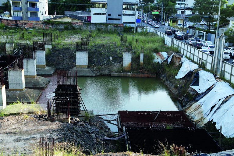 Obra paralisada vira “paraíso” para a dengue em Criciúma