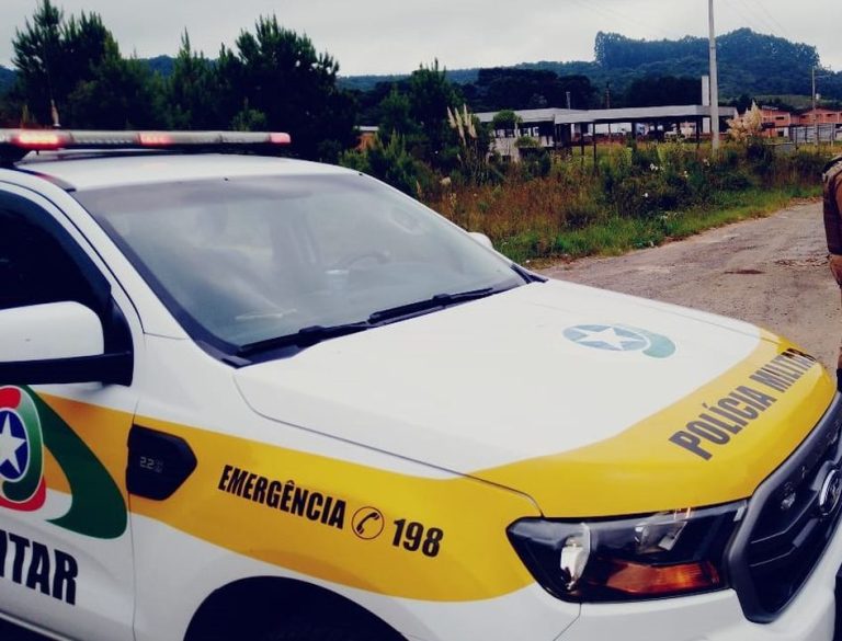 Veículo colide em poste na SC-390 e deixa casas sem energia em Lauro Müller